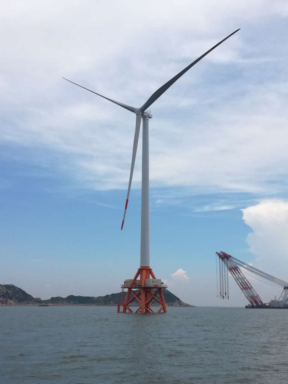 珠海桂山海上風(fēng)電項(xiàng)目順利完成首臺(tái)風(fēng)機(jī)吊裝